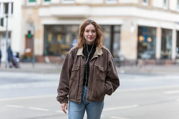 Junge Frau Jeans Und Brauner Jacke Auf Der Stadtstraße Lächelt — Stockfoto