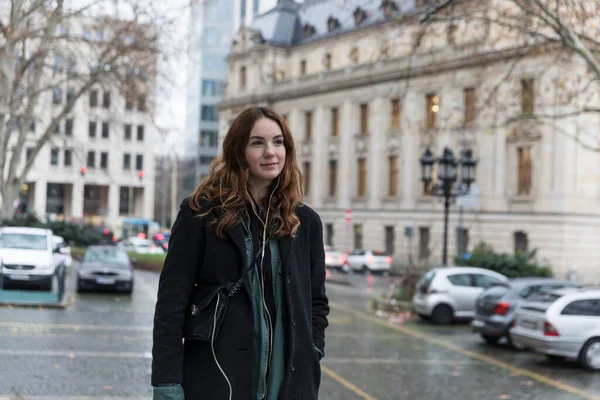 Young Urbanite Woman Looking Away Camera Posing City — Stock Photo, Image