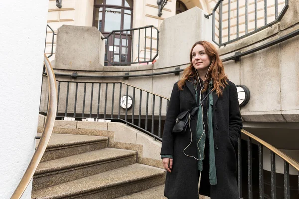 Young Urbanite Woman Standing Outdoor Staircase Looking Away — Stock Photo, Image