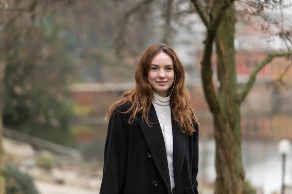 Portrait Young Woman Standing Autumnal Park Looking Camera — Stock Photo, Image