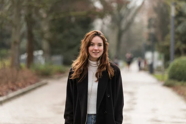 Beautiful Young Caucasian Woman Chestnut Brown Hair Smiling Park Camera — Stock Photo, Image