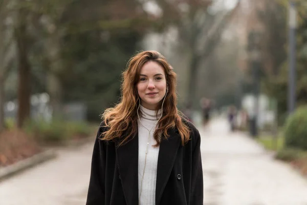 Portrait Beautiful Young Woman Posing Public Park Road — Stock Photo, Image