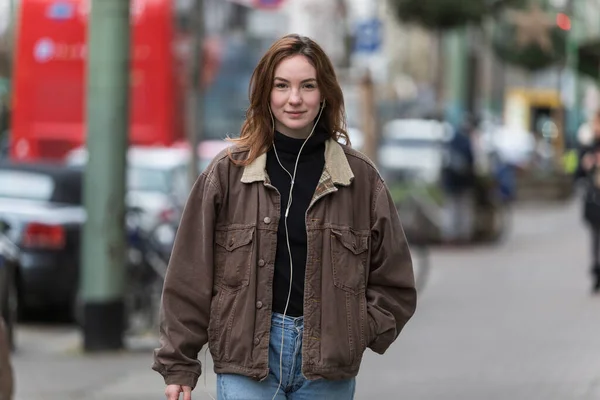 Modelo Femenino Vida Real Escuchando Auriculares Acera Caminando Hacia Cámara — Foto de Stock