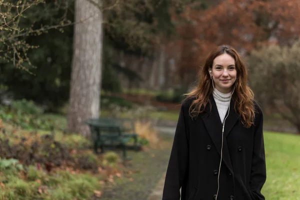 Young Woman Wearing Black Coat Posing Autumnal Park Background — Stock Photo, Image