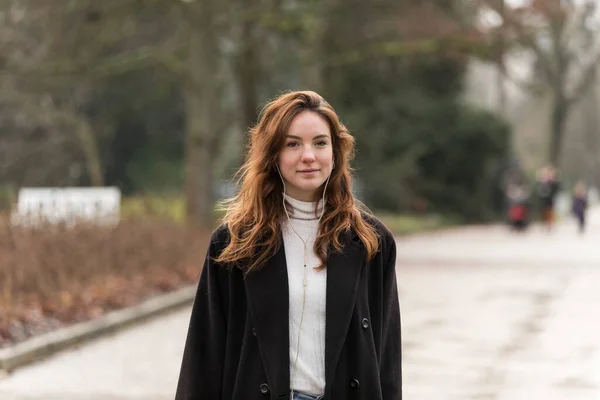 Young Woman Posing Park Road Looking Camera — Stock Photo, Image