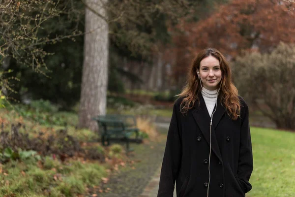 Young Woman Genuine Smile Posing Autumnal Park — Stock Photo, Image