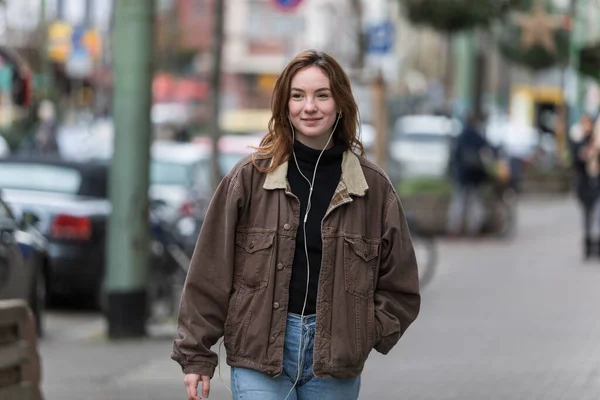 Young Caucasian Woman Wearing Jeans Jacket Listening Earphones Sidewalk Smiling — Stock Photo, Image