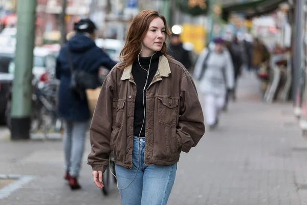 Junge Kaukasische Frau Jeans Und Mantel Die Auf Dem Bürgersteig — Stockfoto