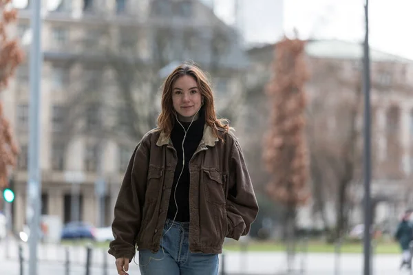 Junge Frau Mit Aufrichtigem Lächeln Hört Der Stadt Kopfhörer Blick — Stockfoto