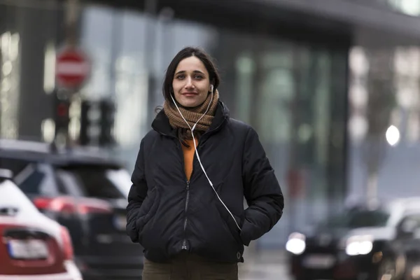 Young Indian Woman Sincere Smile Posing City Street Looking Camera — Stock Photo, Image