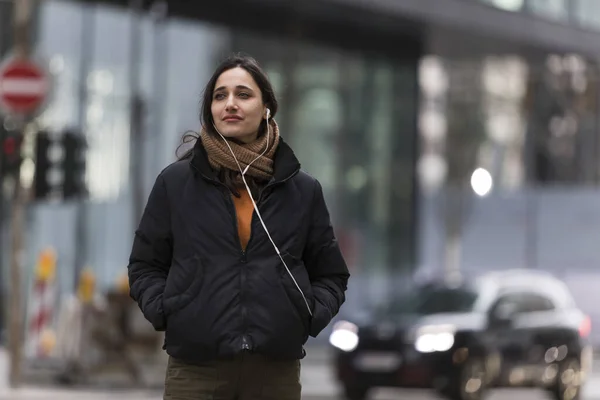 Young Indian Woman Listening Earphones Street Looking Away Head Turned — Stock Photo, Image