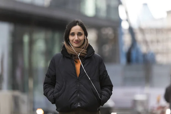 Young Woman Olive Complexion Earphones Posing City Street Looking Camera — Stock Photo, Image