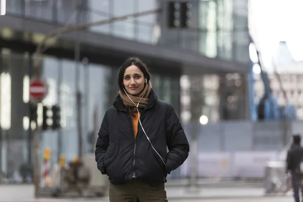 Young Woman Wearing Jacket Listening Earphones Smiling Sincerely City Street — Stock Photo, Image