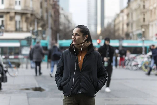 Junge Frau Hört Mit Abgedrehtem Kopf Kopfhörer Der Straße — Stockfoto