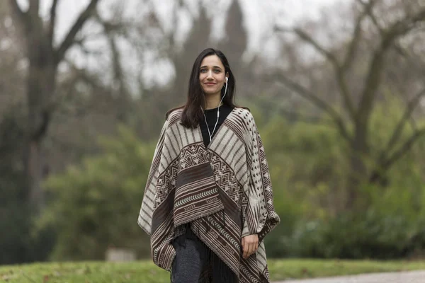 Young Woman Tanned Complexion Wearing Poncho Park Smiling — Stock Photo, Image