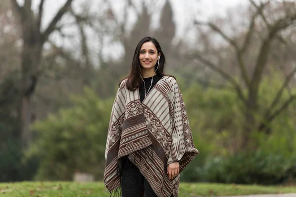 Young Woman Smiling Dressed Fashionable Poncho Park — Stock Photo, Image