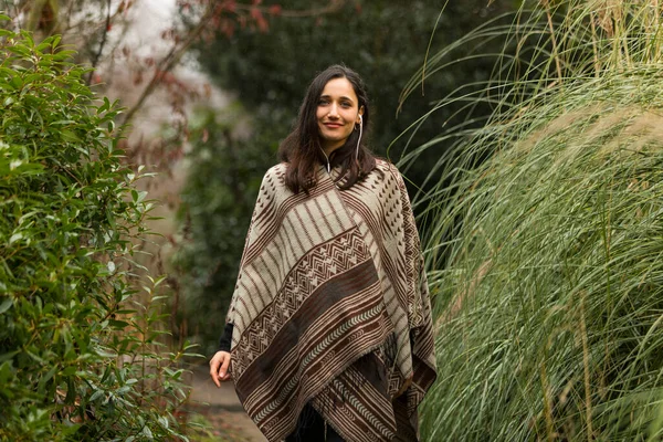 Pretty Indian Woman Wearing Poncho Posing Amidst Autumnal Foliage Smiling — Stock Photo, Image