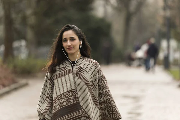 Young Indian Woman Wearing Poncho Listening Earphones Posing Park Road — Stock Photo, Image