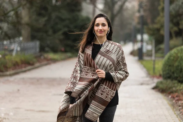 Beautiful Woman Wearing Poncho Listening Earphones Smiling Camera Outdoors — Stock Photo, Image