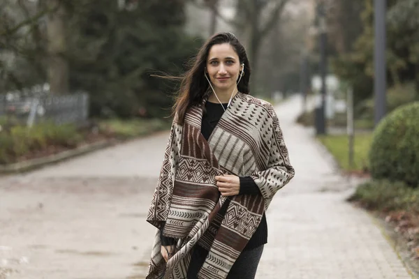 Female Model Indian Ethnicity Posing Poncho Outdoors Smile Looking Camera — Stock Photo, Image