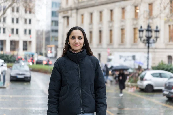 Urbanite Young Indian Woman Posing City Looking Camera — Stock Photo, Image