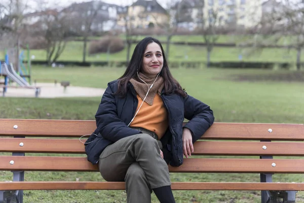 Young Indian Woman Sitting Park Bench Head Turned Smiling Camera — Stock Photo, Image