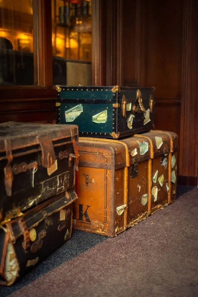 Vintage resväskor och trunkar I lobbyn på ett lyxhotell i E — Stockfoto