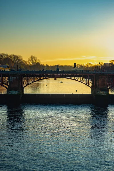 Rowers Silhouetted at Sunrise Behind a Bridge on the River Clyde — Stock Photo, Image