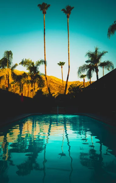 Retro Style Motel Pool bij zonsopgang — Stockfoto