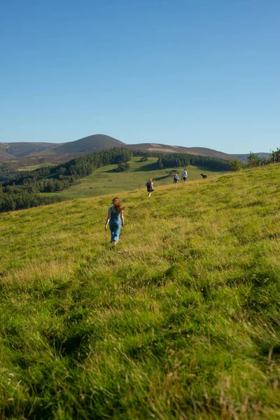 Family With Dog Walk στους λόφους της Σκωτίας σε μια ηλιόλουστη μέρα στο — Φωτογραφία Αρχείου