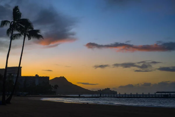 View of Sunrise Behind Diamond Head from Waikiki Beach on the Is Royalty Free Φωτογραφίες Αρχείου