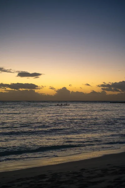 Rowers Silhouetted Outrigger Canoe Hawaii Atardecer — Foto de Stock