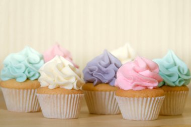 Pastel renkli krema kremalı Retro Style Ev Yapımı Kekler
