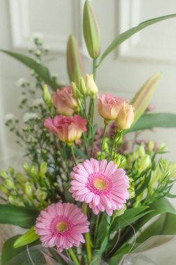 Gün ışığında Yumuşak Odaklı Bahar Çiçeği Buketi