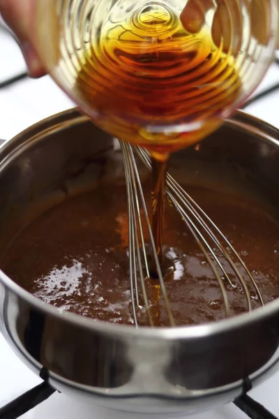 Ρίχνουμε Χρυσό Σιρόπι Μείγμα Σοκολάτας Παραγωγή Σοκολάτας Αχλαδιού Και Πίτας — Φωτογραφία Αρχείου