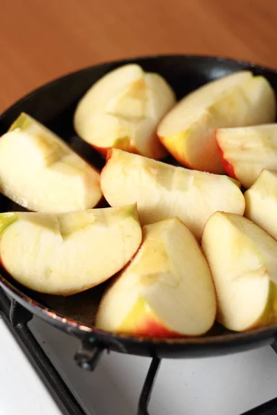 Matlagning Äppelkaka Gasugn Göra Apple Tarte Tatin Med Kanel Serien — Stockfoto
