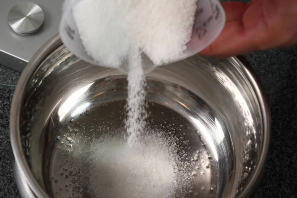 Chef Menuangkan Sugar Pan Membuat Seri Sirup Emas — Stok Foto