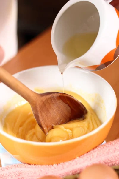 Olie Gieten Een Eigeel Mayonaise Maken Met Een Houten Lepel — Stockfoto