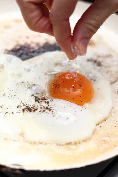Соль Сделать Солнечные Яйца Черным Перцем Солью — стоковое фото