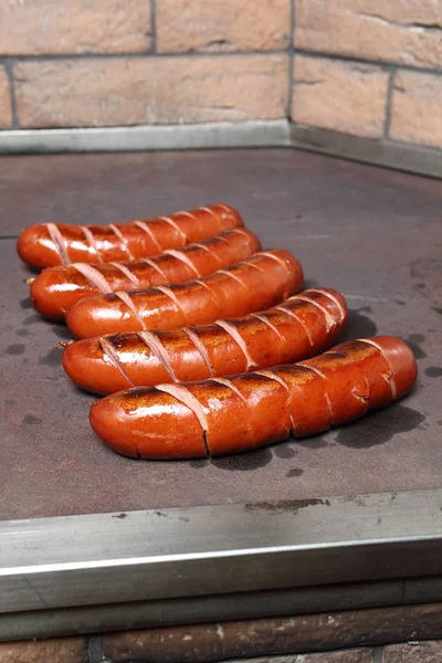 Würstchen Auf Holzofen Grillen — Stockfoto