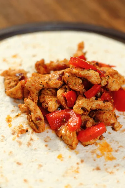 Fazendo Tortilla Com Frango Pimentão Série — Fotografia de Stock