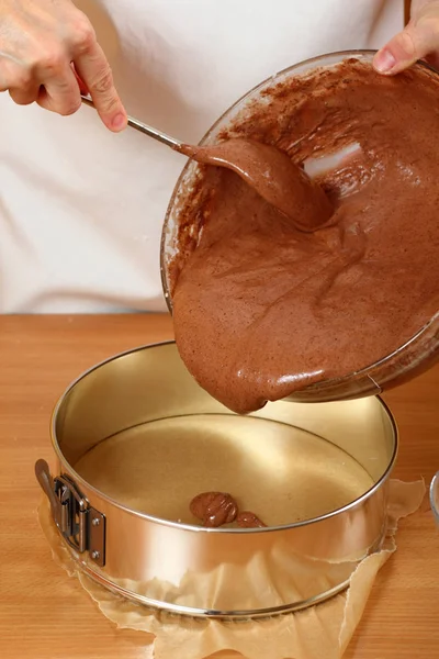 制作巧克力层蛋糕 — 图库照片