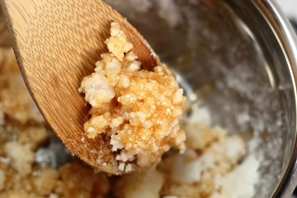 乾燥カラメル化 パンに砂糖を溶かす 黄金のシロップシリーズを作る — ストック写真