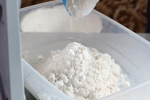 小麦粉を計量します お菓子作り 円玉シリーズ — ストック写真