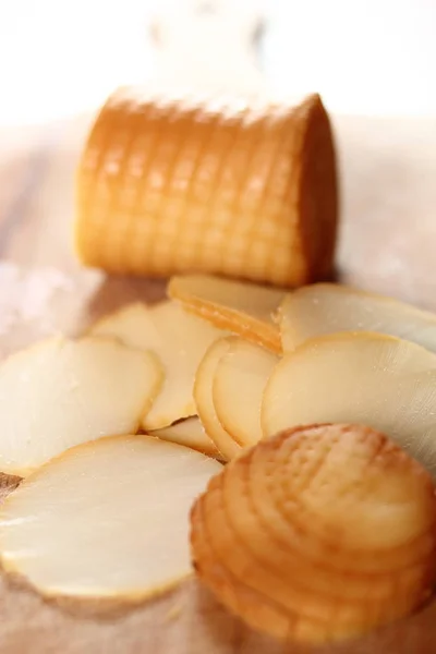 Fatias Queijo Defumado Tábua Corte Madeira — Fotografia de Stock