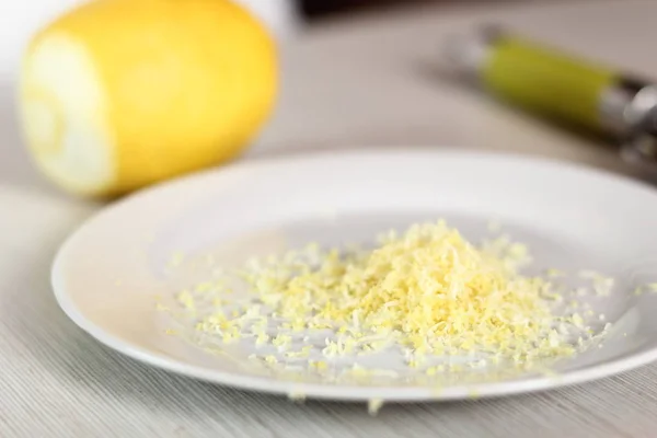 烤柠檬皮在盘子里 制作鸡及蛋黄系列 — 图库照片