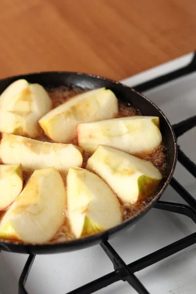 Готовить Яблочные Четвертаки Газовой Печи Производство Apple Tarte Tatin Серией — стоковое фото