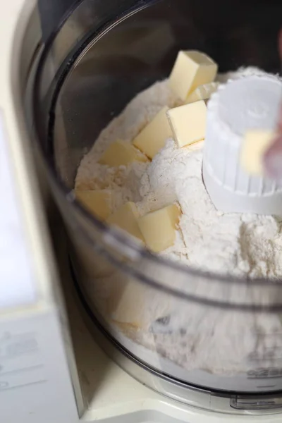 Добавление Кубика Масла Пищевой Комбайн Мукой Изготовление Бостонского Пирога — стоковое фото