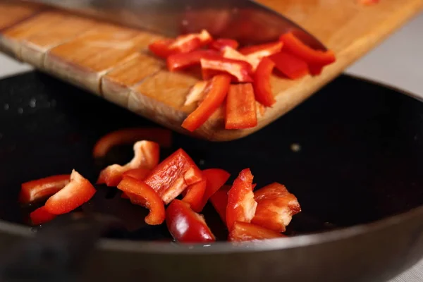 在油锅中加入切碎的红椒 制作鸡及蛋黄系列 — 图库照片