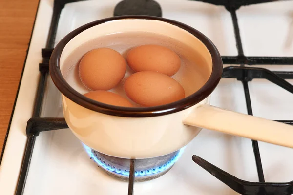 Huevos Hirviendo Una Cacerola Una Estufa Gas —  Fotos de Stock